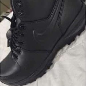 Black Nike boots